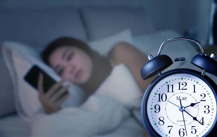提升深度睡眠指南 | 睡不好，怪睡前玩手机？